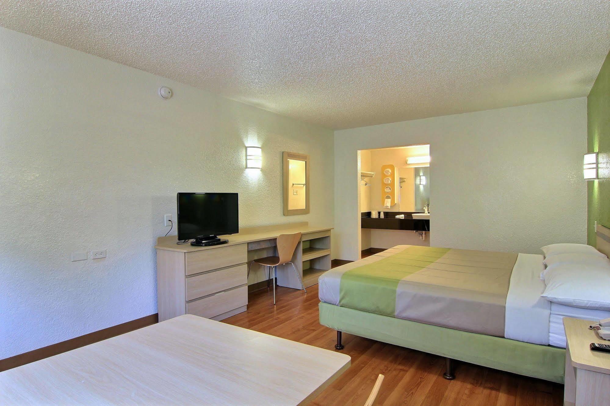 Motel 6 Austin, Tx - Central Downtown Ut Exterior foto